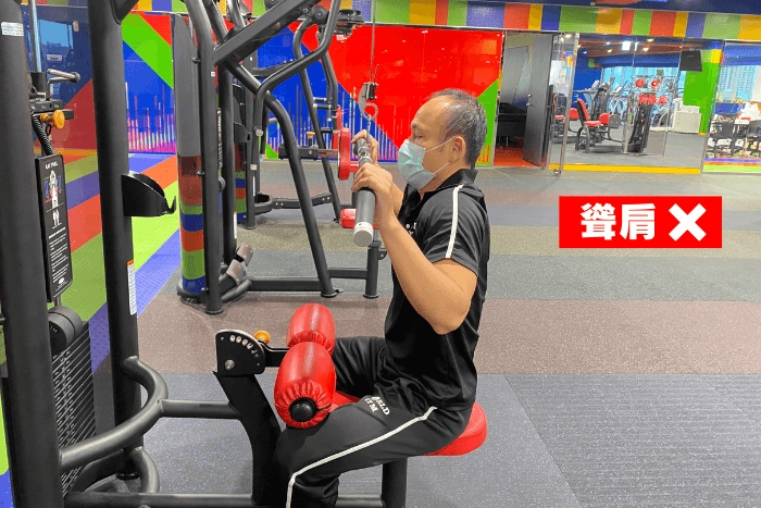 滑輪下拉常見錯誤-聳肩