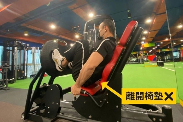 背部離開椅墊