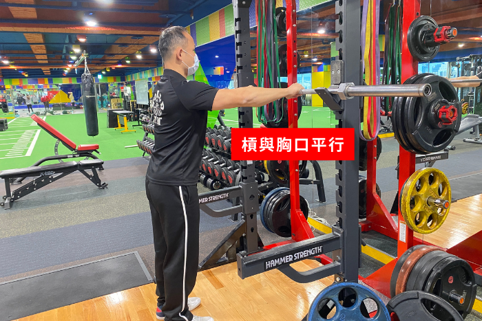 槓鈴肩推正確動作示範