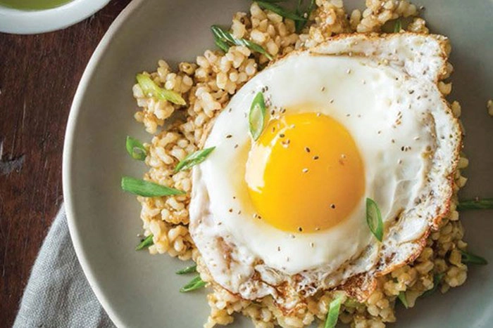 太陽蛋佐奇亞籽燉飯(Sticky Chia Brown Rice with Fried Egg)