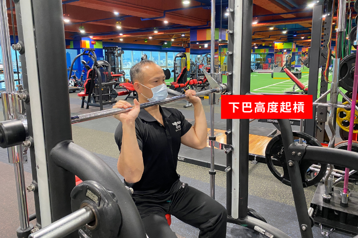 史密斯槓鈴肩推正確動作示範