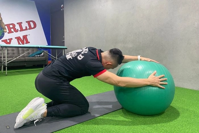 瑜珈球運動好處多，伸展、肌力訓練一球搞定！
