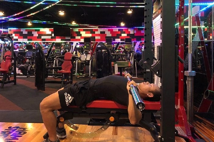 槓鈴落槓位置不對