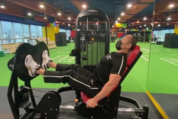 水平腿推機
