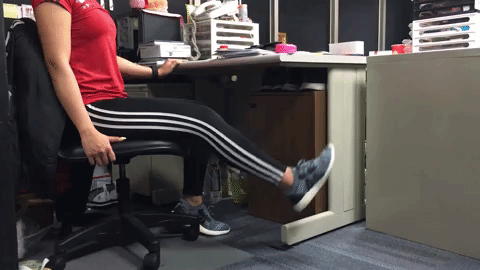 桌下抬腿