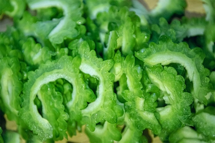 苦瓜去除瓜瓤再切薄片