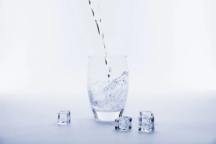 喝大量的水